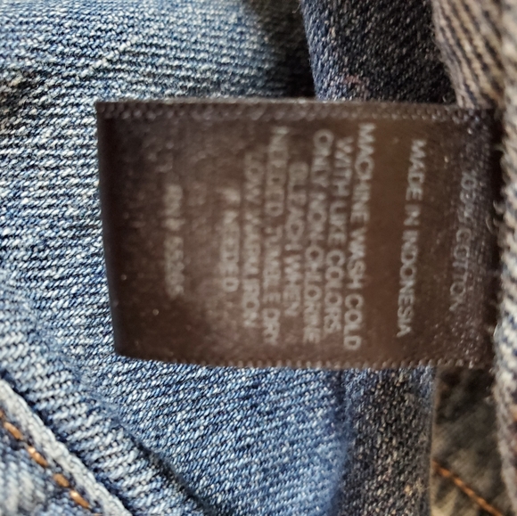 Express small petite cropped jean jacket. - Picture 6 of 6